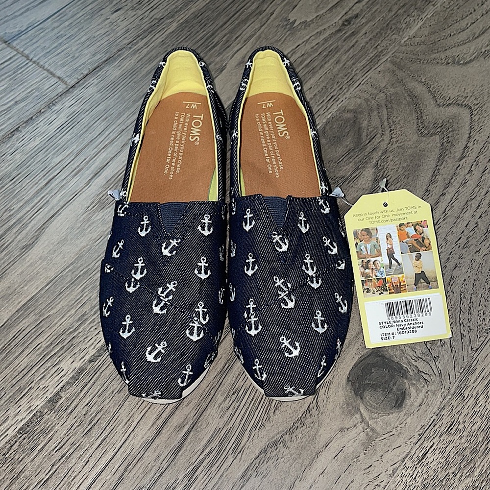 Toms - Picture 2 of 9